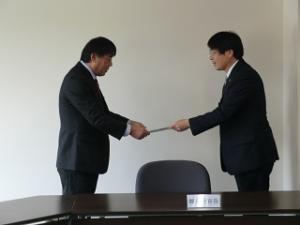 作野会長（右）から柳井教育長へ答申書が手渡された様子の写真