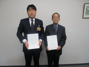 確認書を交わす柳井教育長と三谷会長の写真