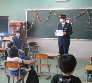小学校の教室にて益田警察署の方が挨拶している様子の写真