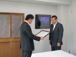 寺井代表取締役に対して感謝状を贈呈する柳井教育長の写真