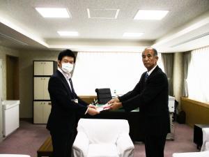 山本市長に目録を手渡す松本会長の写真