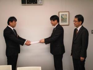 柳井教育長に答申書を提出する作野会長と領家副会長の写真