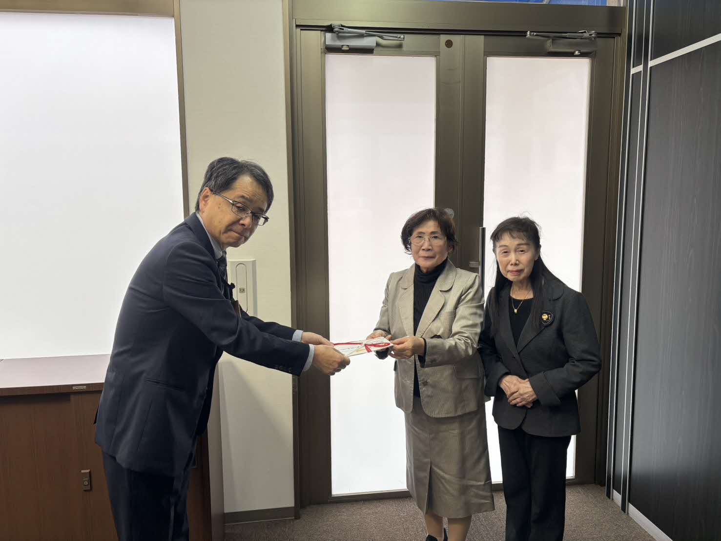 寄付金贈呈の様子