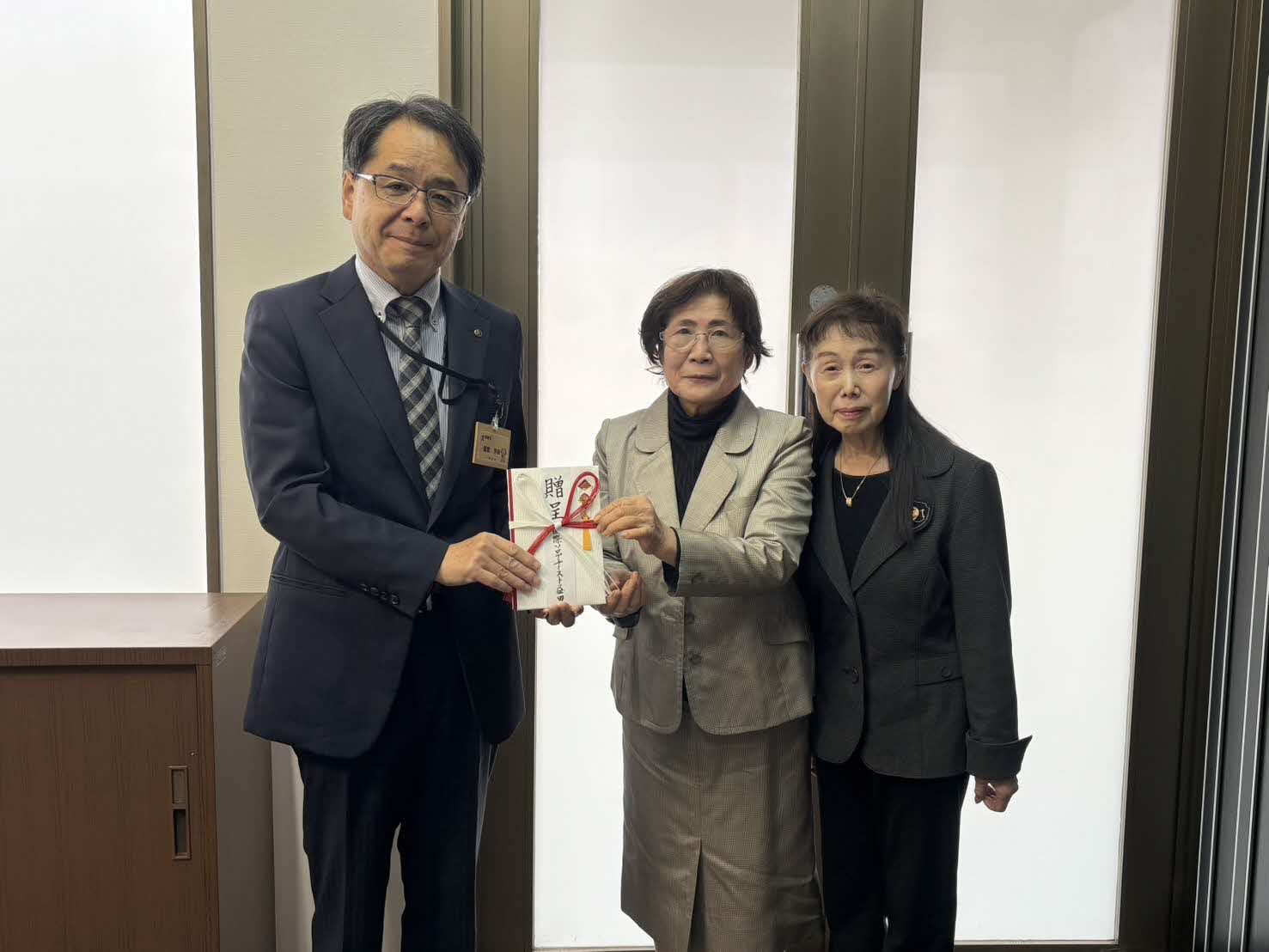 贈呈後記念撮影