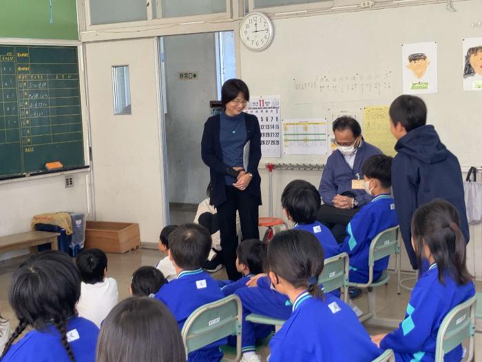 匹見小学校での授業で質問している様子