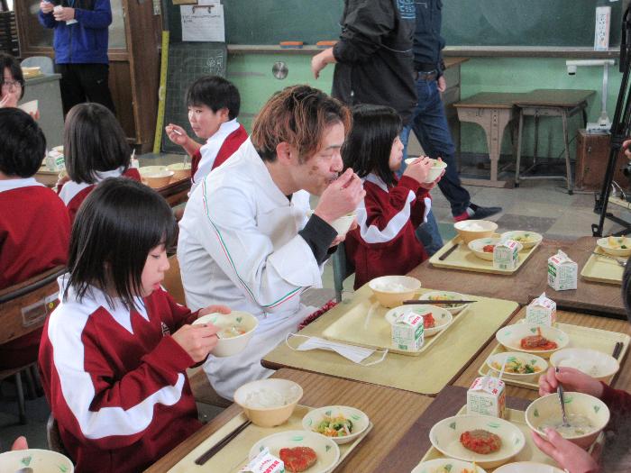 クラムチャウダーをみんなで食べている様子