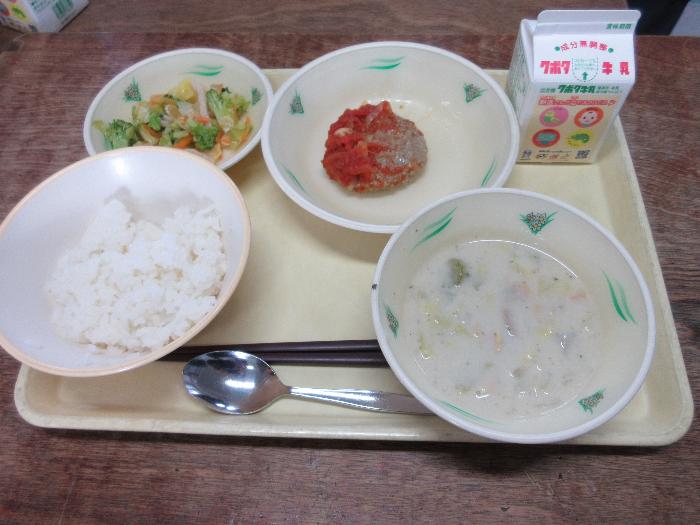 クラムチャウダーなどの給食の写真