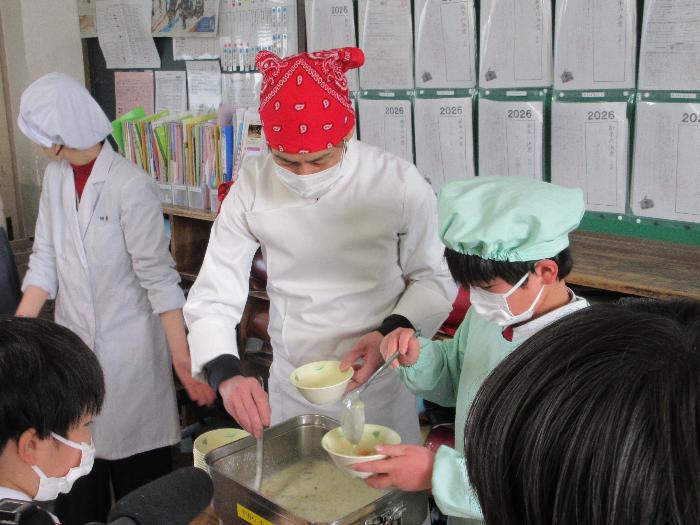 藤原シェフ自らクラムチャウダーを盛り付けてくれている様子