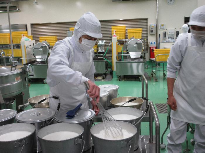 給食調理中の様子