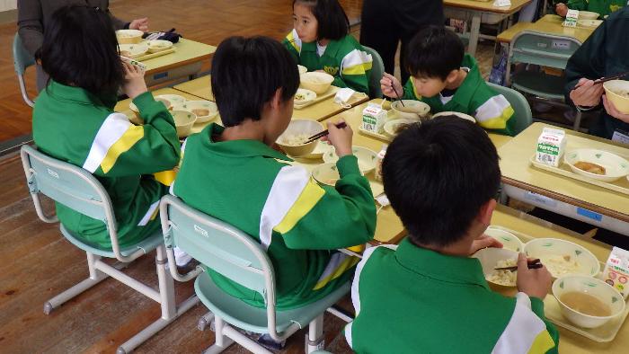 あゆめしを食べている様子