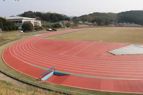 緑に囲まれた自然豊かな益田陸上競技場の写真