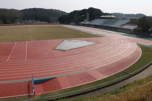 整備された芝生がきれいな益田陸上競技場の写真
