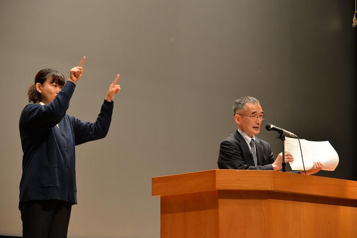 壇上で講演する秋山先生の様子の写真
