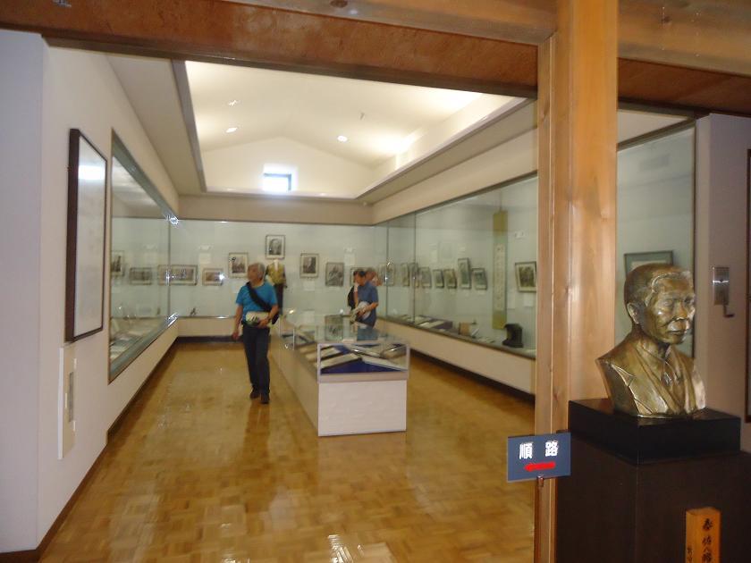 日本史学教室の人たちが秦記念館の展示物を見学する様子の写真
