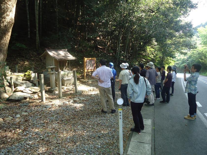 広島大学文学研究科日本史学教室の皆さん扇原関門跡を見学しながら調査する様子の写真