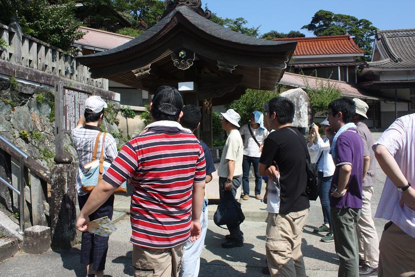 広島大学文学研究科日本史学教室の皆さん高津柿本神社を見学しながら調査する様子の写真