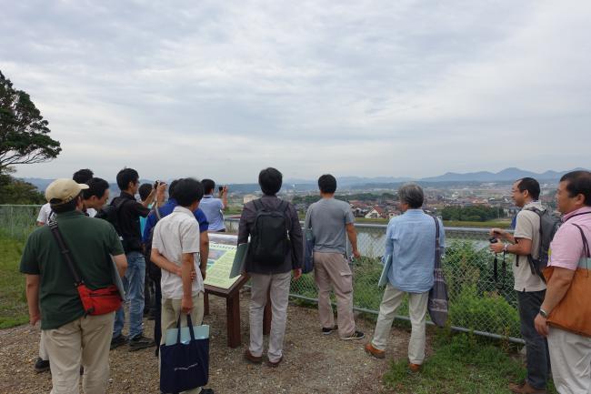 櫛代賀姫神社の境内に並んで益田平野を眺める様子の写真