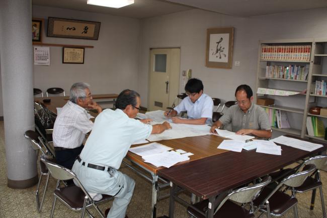 高津川の漁業慣行について、会議室で聞き取りする様子の写真