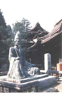 柿本神社敷地内にある銅像の写真