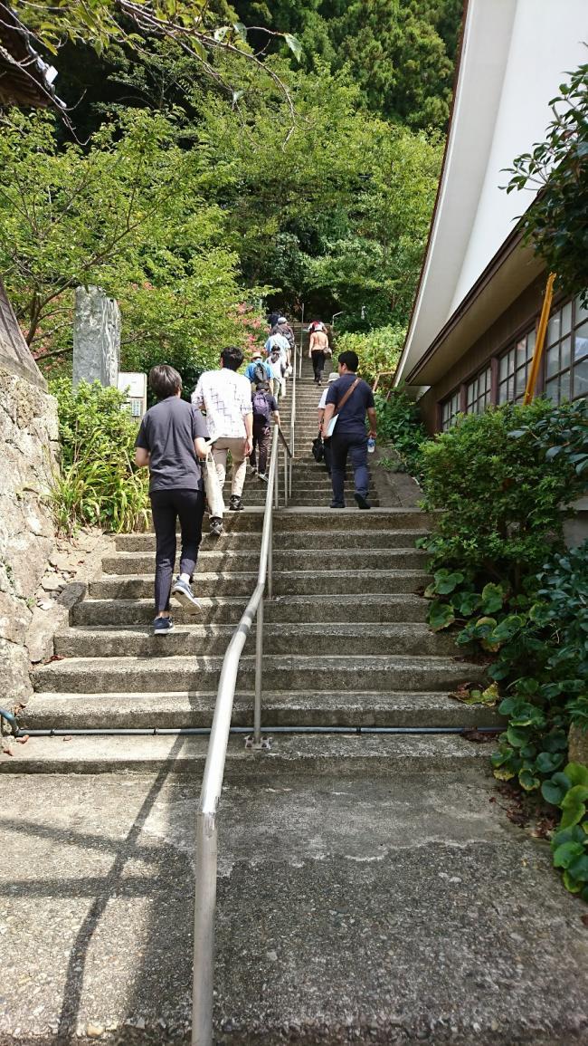寺院の階段を登る参加者の様子の写真