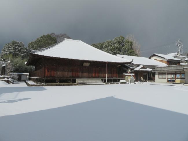 雪をかぶった万福寺本堂を前方斜めから撮った写真