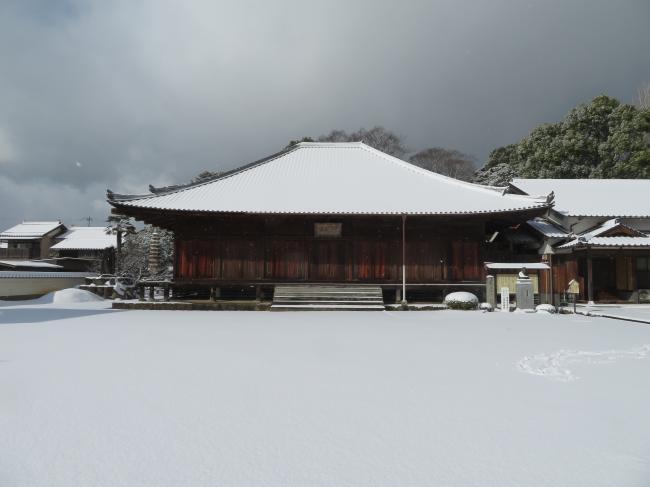 雪をかぶった万福寺本堂の前景の写真