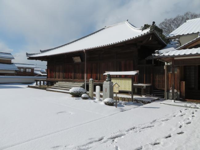 雪をかぶった万福寺本堂の入口の様子の写真