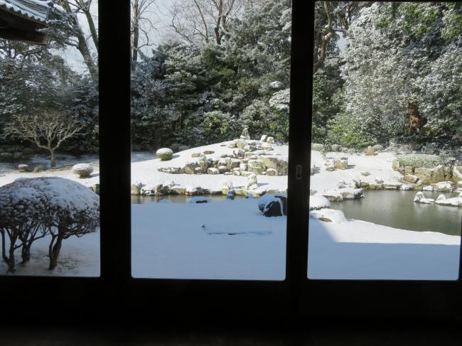万福寺の中から見た庭園の雪景色の写真