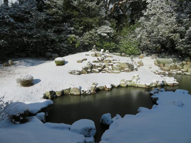 万福寺庭園の池の雪景色の写真