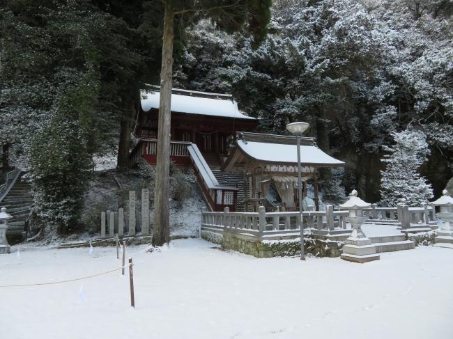 染羽天石勝神社の雪景色の写真