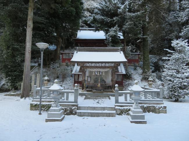 正面から見た雪景色の染羽天石勝神社の写真