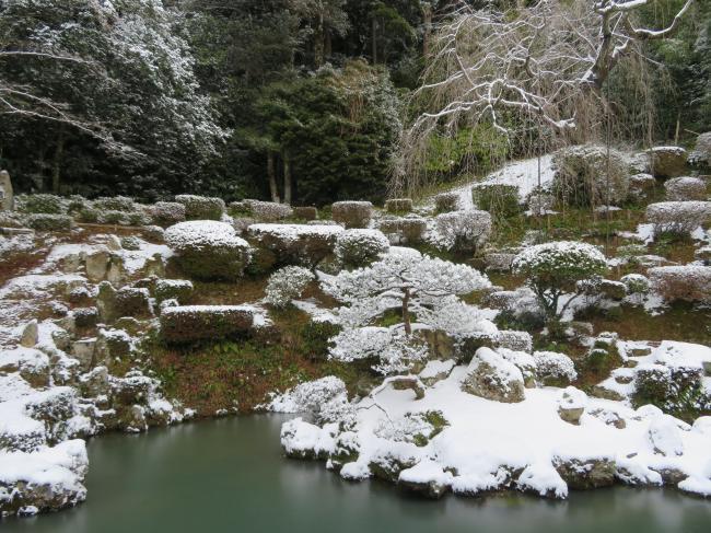 医光寺庭園の雪景色の写真