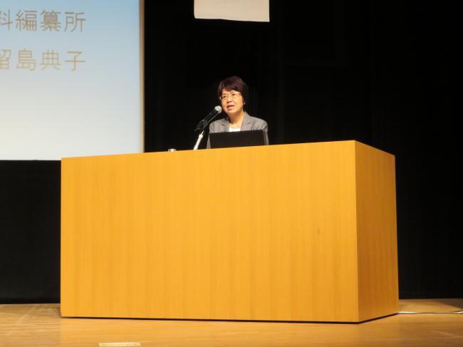 久留島先生が壇上で講演する様子の写真