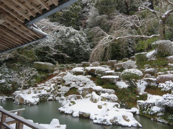 雪景色の医光寺庭園の写真