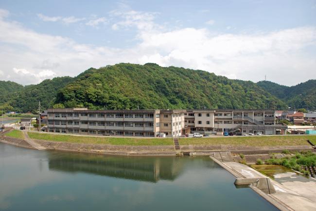 益田小学校の背後に望む七尾城跡の写真