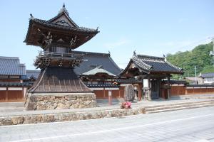 暁音寺山門および鐘楼の写真