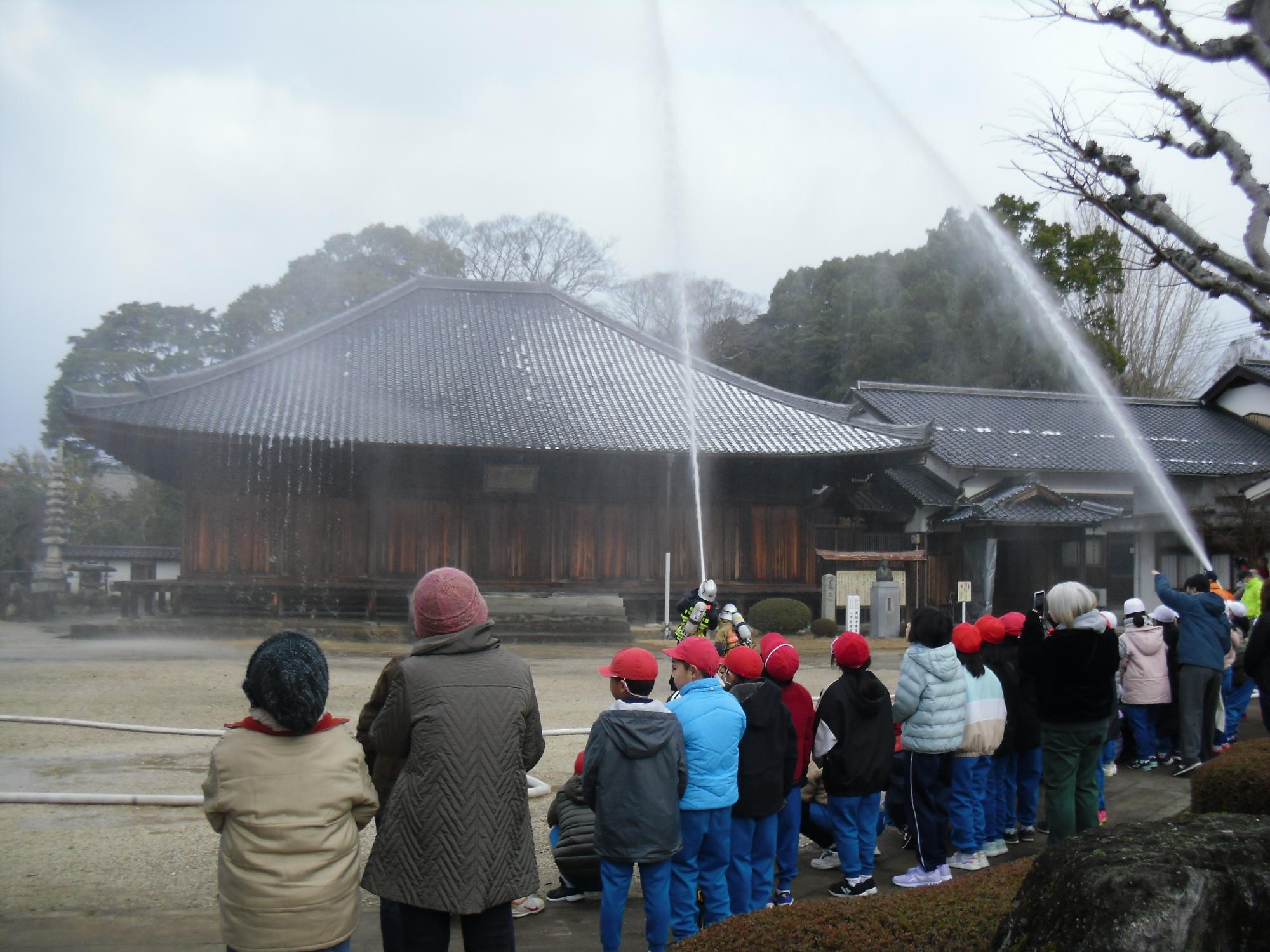 萬福寺本堂への放水訓練