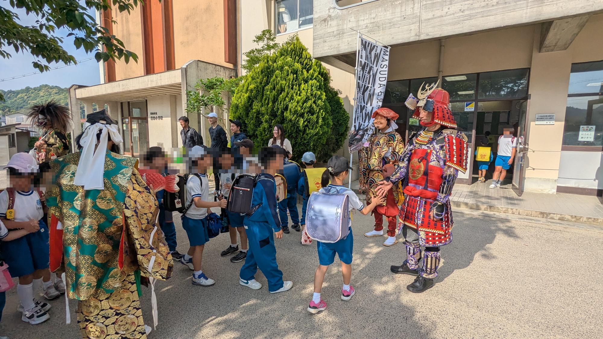MASUDA石見神楽WEEKの益田小学校でのあいさつ運動でのPR1