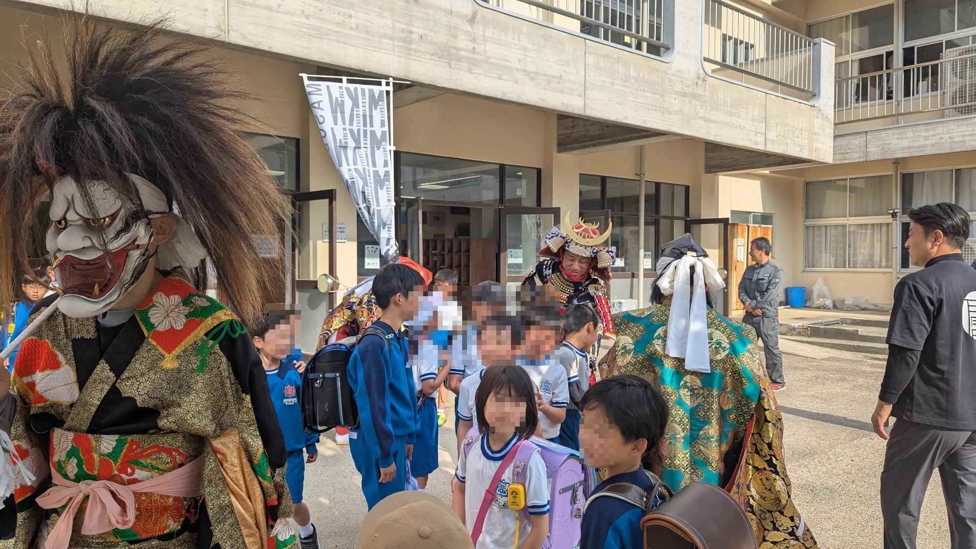 MASUDA石見神楽WEEKの益田小学校でのあいさつ運動でのPR2