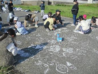 子どもたちが史跡内の道路にお絵描きしている様子