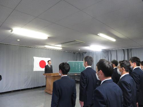 消防本部で消防団員らの前で新年の挨拶をしている市長の写真