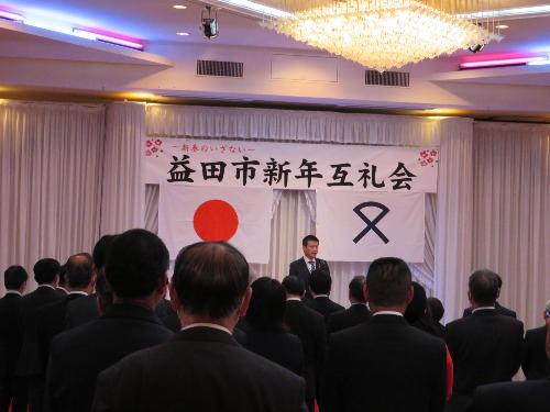 サンパレスで互礼会参加者らの前で挨拶をしている市長の写真