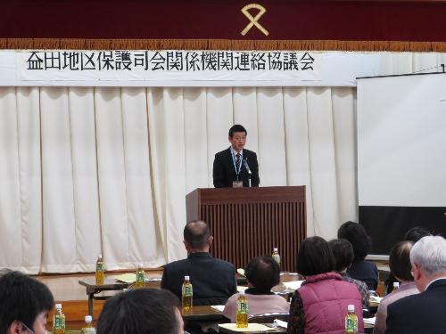 総合福祉センターで協議会に参加した保護司らの前で挨拶をしている市長の写真