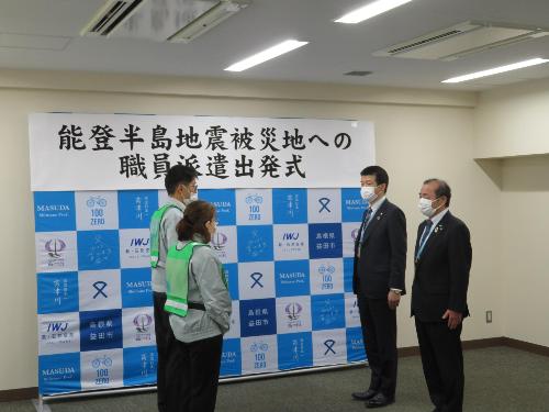 市役所大会議室で能登半島地震被災の救援に派遣される市職員に副市長とともに激励の言葉を送る市長の写真
