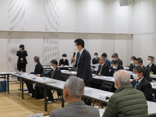 グラントワスタジオ1で協議会参加者らの前で挨拶をしている市長の写真