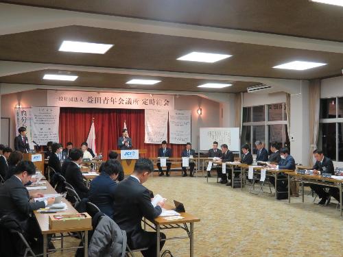 商工会議所会議室で総会出席者らに挨拶をしている市長の写真