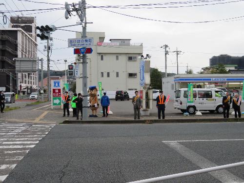 あけぼの東町交差点で市幹部職員や益田警察署員らと交通安全を呼び掛けている市長の写真
