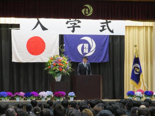 益田翔陽高等学校体育館で新入生らの前で祝辞を述べている市長の写真