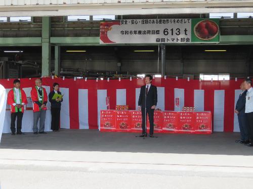 飯田選果場で初出荷される益田トマトの前で農家の方々に挨拶をしている市長の写真