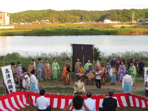 高津川河川敷やぶさめ講演で流鏑馬行事を観覧する市長の写真
